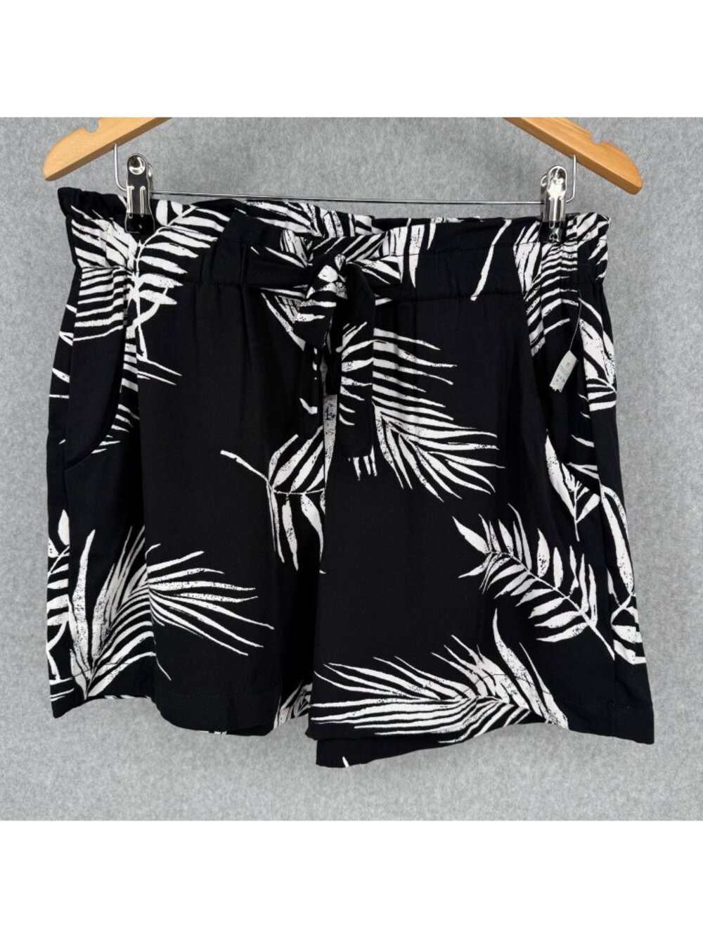 Maurices Womens High Rise Shorts Size M Black White Palm Print Tie Front NEW